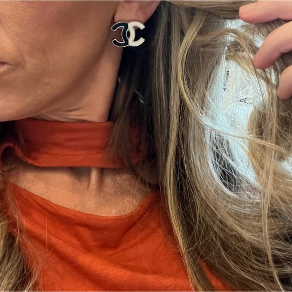 ❌SOLD❌CHANEL 23C Black & White XLarge CC logo stud earrings NEW w/TAGS & RECEIPT - Picture 4 of 13